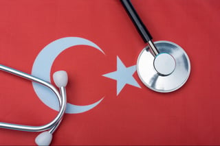 Localización de apoyo médico para viajeros estadounidenses en Turquía